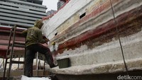 Pekerja melakukan perbaikan kapal. Menurut laporan World Employment and Social Outlook dari ILO edisi Mei 2025, lebih dari 2 miliar orang di dunia bekerja di sektor informal, mewakili 57,8% dari total pekerja global.