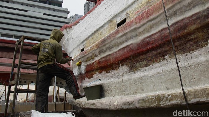 Cari kerja kian susah, jutaan orang memilih bertahan di sektor informal. Di Indonesia, buruh lepas mendominasi seiring lapangan kerja formal yang stagnan.