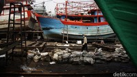 Suasana dok kapal tempat para buruh lepas bekerja. Di Indonesia, berdasarkan laporan Badan Pusat Statistik (BPS) Februari 2025, hanya 40,6% pekerja Indonesia yang berada di sektor formal, sisanya bekerja sebagai buruh lepas, pedagang kaki lima, pekerja keluarga tidak dibayar, hingga supir ojek online tanpa kontrak tetap.