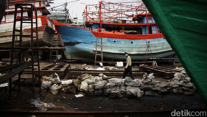 Cari kerja kian susah, jutaan orang memilih bertahan di sektor informal. Di Indonesia, buruh lepas mendominasi seiring lapangan kerja formal yang stagnan.