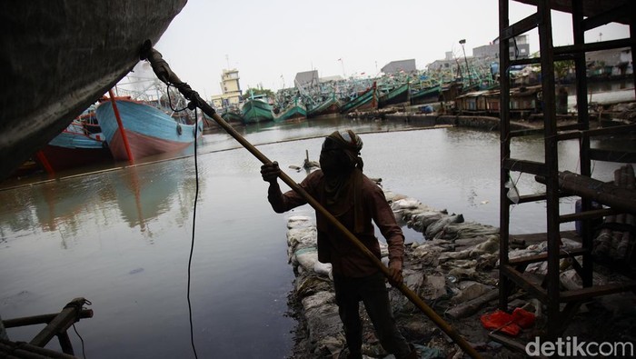 Cari kerja kian susah, jutaan orang memilih bertahan di sektor informal. Di Indonesia, buruh lepas mendominasi seiring lapangan kerja formal yang stagnan.