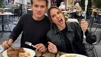 Memiliki darah keturunan Jerman, Cinta tampak semangat saat liburan ke Jerman dan makan siang menu schnitzel yang enak di sana. Foto: Instagram @claurakiehl