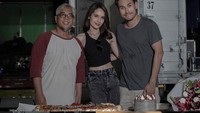 Di lokasi syuting, Cinta dapat kejutan ulang tahun dari kru dan artis lainnya. Ia dapat kue tart dengan aneka buah. Foto: Instagram @claurakiehl