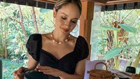 Selalu tampil cantik dan modis, wanita kelahiran 1993 ini membagikan fotonya saat menyeduh teh. Foto: Instagram @claurakiehl