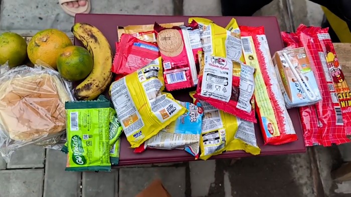 Menu Makan Bergizi Gratis (MBG) dalam bentuk bahan mentah selama masa libur sekolah viral di media sosial. Kejadian ini terjadi di sekolah di wilayah Tangsel, tepatnya di SMA 2 Mei Tangerang Selatan.