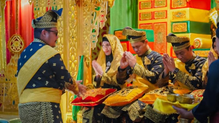: Dalam penabalan itu, Agung diberi gelar Datuk Bandar Setia Amanah dan Wakil Wali Kota Markarius Anwar diberi gelar Datuk Muda Bandar Setia Amanah. (Dok Diskominfotik Pekanbaru)
