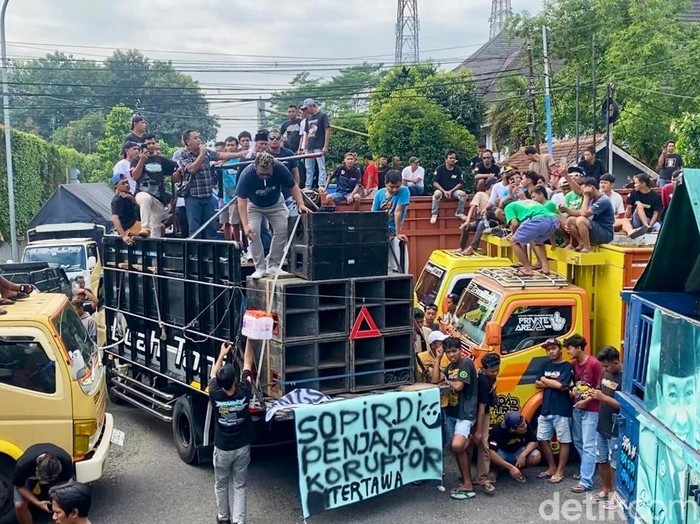 Massa aksi sopir truk menolak aturan ODOL di area Jalan DI Panjaitan, Banjarnegara, Jumat (20/6/2025).