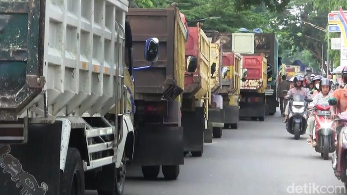 Demo sopir truk di Kabupaten Purwakarta, Jumat (20/6/2025).