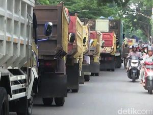 Sopir Truk Geruduk Kantor Bupati Subang Tuntut Cabut Aturan ODOL