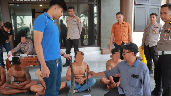 Oknum sopir dan kernet truk ODOL di Blitar diamankan karena demo sambil bawa sajam dan mabuk
