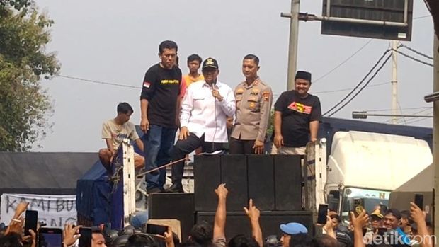 Bupati Batang M Faiz Kurniawan ketika menemui massa sopir truk yang menolak kebijakan zero ODOL di Alas Roban, Jumat (20/6/2025).