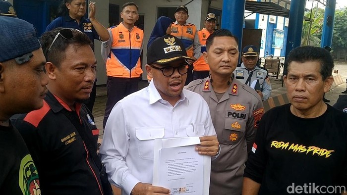 Bupati Batang M Faiz Kurniawan ketika menemui massa sopir truk yang menolak kebijakan zero ODOL di Alas Roban, Jumat (20/6/2025).
