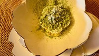 Sementara pada hidangan penutup ada “The Legacy” yang menampilkan Genmaicha Ice Cream dan Nitro Mousse berasap. Foto: Sonia Basoni/detikFood