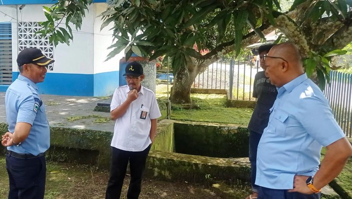 Direktur PDAM Bone Bahtiar Sairing saat meninjau mata air baku di Wollangi.