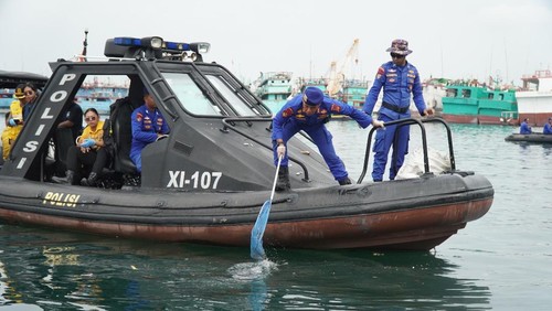 Ditpolairud Polda Bali menggelar ‘Sapu Bersih Sampah di Laut’, Jumat (20/6/2025) dalam memperingati Hari Bhayangkara ke-79 ini. (Dok. Polda Bali)