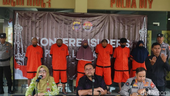 Enam orang tersangka dalam kasus mafia tanah dengan korban Mbah Tupon warga Bantul yang saat ini sudah ditahan oleh Polda DIY, Jumat (20/6/2025).