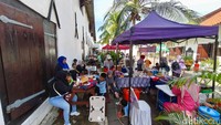 Mulai dari soto Betawi, pempek Palembang, gudeg Jogja, hingga papeda khas Papua—semuanya menyatu dalam satu ruang rasa, budaya, dan kebanggaan ibu kota.