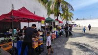 Festival ini diikuti oleh lebih dari 40 pelaku UMKM, komunitas kuliner, dan penggiat makanan tradisional. Tak sedikit dari mereka adalah warga Jakarta yang membawa resep turun-temurun dari kampung halaman ke tengah hiruk-pikuk ibu kota.