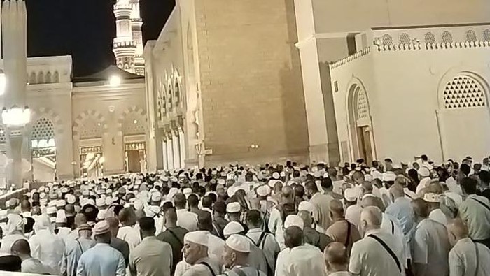 Foto: antrean jemaah hendak berziarah ke makam Nabi Muhammad di Masjid Nabawi.