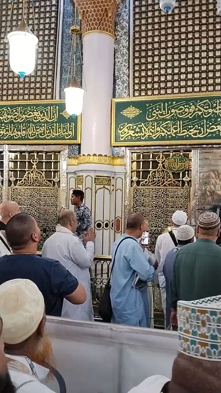  dinding pembatas area ziarah dengan makam Nabi Muhammad.