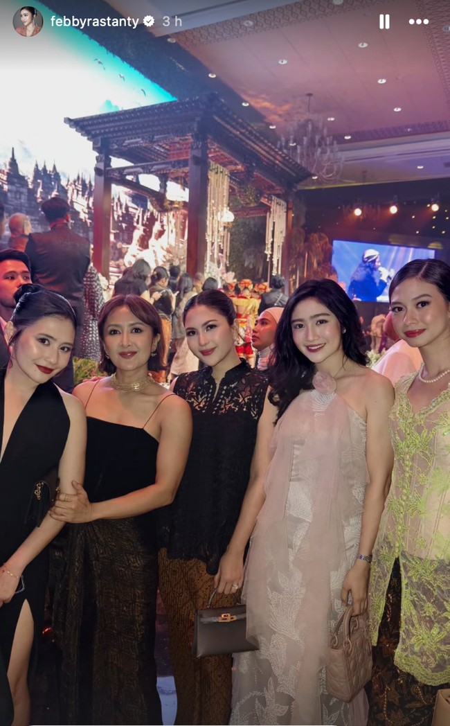 Prilly Latuconsina, Widi Mulia, Jessica Mila, Febby Rastanty, hingga Yuki Kato tampak berpose bersama saat menghadiri acara ngunduh mantu Al Ghazali dan Alyssa Daguise. Prilly tampil dengan dress hitam panjang halter neck berbelahan tinggi. Sementara Widi dan Jessica memilih mengenakan atasan hitam dipadukan dengan kain batik. Di sebelah Jessica berdiri Febby yang mengenakan dress panjang berwarna baby pink. Dan di sebelah Febby berdiri Yuki yang tampil tradisional mengenakan kebaya hijau muda. Foto: Instagram