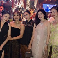 Prilly Latuconsina, Widi Mulia, Jessica Mila, Febby Rastanty, hingga Yuki Kato tampak berpose bersama saat menghadiri acara ngunduh mantu Al Ghazali dan Alyssa Daguise. Prilly tampil dengan dress hitam panjang halter neck berbelahan tinggi. Sementara Widi dan Jessica memilih mengenakan atasan hitam dipadukan dengan kain batik. Di sebelah Jessica berdiri Febby yang mengenakan dress panjang berwarna baby pink. Dan di sebelah Febby berdiri Yuki yang tampil tradisional mengenakan kebaya hijau muda. Foto: Instagram