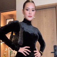 Raisa memilih tampil simpel dengan dress lengan panjang fit body. Dress hitam polos turtle neck itu memiliki sedit aksen drapery di salah satu sisi pinggangnya. Melengkapi penampilannya ia juga mengenakan beberapa aksesori seperti anting, gelang, dan cincin berwarna emas yang membuatnya terlihat elegan. Foto: Instagram
