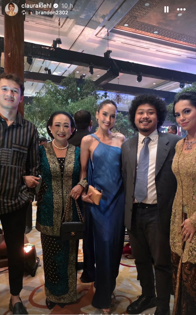 Cinta Laura juga terlihat ikut hadir bersama kekasihnya, Arya Vasco. Cinta memilih tampil simpel kenakan dress one shoulder berwarna biru. Rambutnya juga tampak ditata rapi sederhana dengan hanya dikat ke belakang. Foto: Instagram