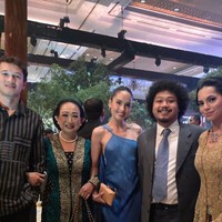 Cinta Laura juga terlihat ikut hadir bersama kekasihnya, Arya Vasco. Cinta memilih tampil simpel kenakan dress one shoulder berwarna biru. Rambutnya juga tampak ditata rapi sederhana dengan hanya dikat ke belakang. Foto: Instagram