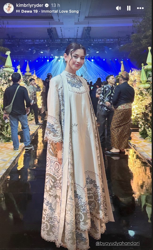 Tak kalah mempesona, penampilan Kimberly Rider saat menghadiri acara ngunduh mantu Al Ghazali dan Alyssa Daguise juga mencuri atensi. Kimberly memilih mengenakan gaun kaftan modern bernuansa etnik klasik dengan potongan longgar dan siluet A-line. Dominasi warna ivory memberi kessan lembut dan elegan. Foto: Instagram