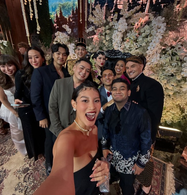 Patricia Gouw dan Fadil Jaidi juga turut hadir dan berpose bersama para tamu undangan serta Al Ghazali dan Alyssa Daguise. Kenakan dress hitam strapless, Patricia tampil dengan model rambut uniknya, sleek updo yang modern dan edgy. Sementara Fadil mengenakan kemeja lengan panjang berwarna biru. Foto: Instagram