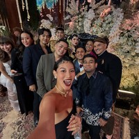 Patricia Gouw dan Fadil Jaidi juga turut hadir dan berpose bersama para tamu undangan serta Al Ghazali dan Alyssa Daguise. Kenakan dress hitam strapless, Patricia tampil dengan model rambut uniknya, sleek updo yang modern dan edgy. Sementara Fadil mengenakan kemeja lengan panjang berwarna biru. Foto: Instagram