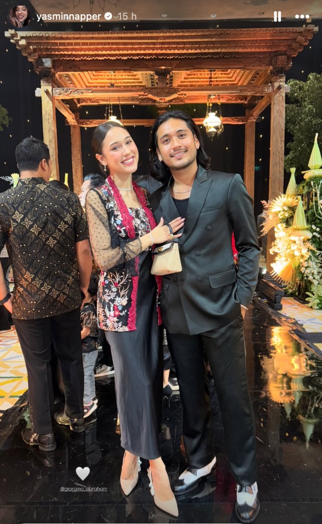 Yasmin Napper hadir bersama kekasihnya, Giorgino Abraham. Yasmin memilih tampil mengenakan dress panjang hitam dipadukan dengan kebaya transparan berbahan tulle dengan motif floral. Sementara Giorgino Abraham memilih kenakan setelan jas hitam. Foto: Instagram