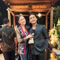 Yasmin Napper hadir bersama kekasihnya, Giorgino Abraham. Yasmin memilih tampil mengenakan dress panjang hitam dipadukan dengan kebaya transparan berbahan tulle dengan motif floral. Sementara Giorgino Abraham memilih kenakan setelan jas hitam. Foto: Instagram