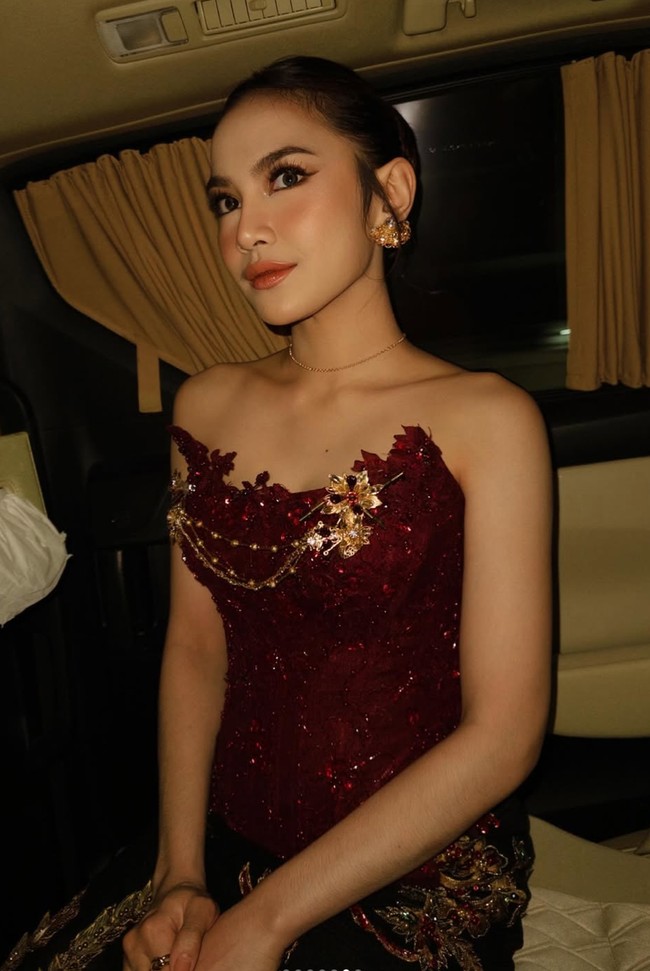 Tak ketinggalan, Mahalini tampil cantik menawan kenakan kebaya hasil rancangan Lisa Ju. Sebenarnya kebaya yang dikenakan Mahalini hadir dalam bentuk bustier dan bolero lengan pendek berwarna merah marun. Namun di acara, istri Rizky Febian sempat melepas bolero yang dikenakannya dan tampil dengan hanya mengenakan bustier yang dipenuhi payet serta kain batik sebagai bawahannya. Foto: Instagram
