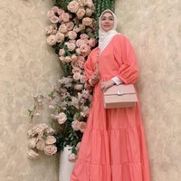 Tampil segar, Lala mengenakan dress warna coral dipadu dengan hijab segi empat putih dan sling bag warna baby pink, dilengkapi dengan flatshoes warna senada. Foto: Dok. Instagram @lala_nurlelaa.