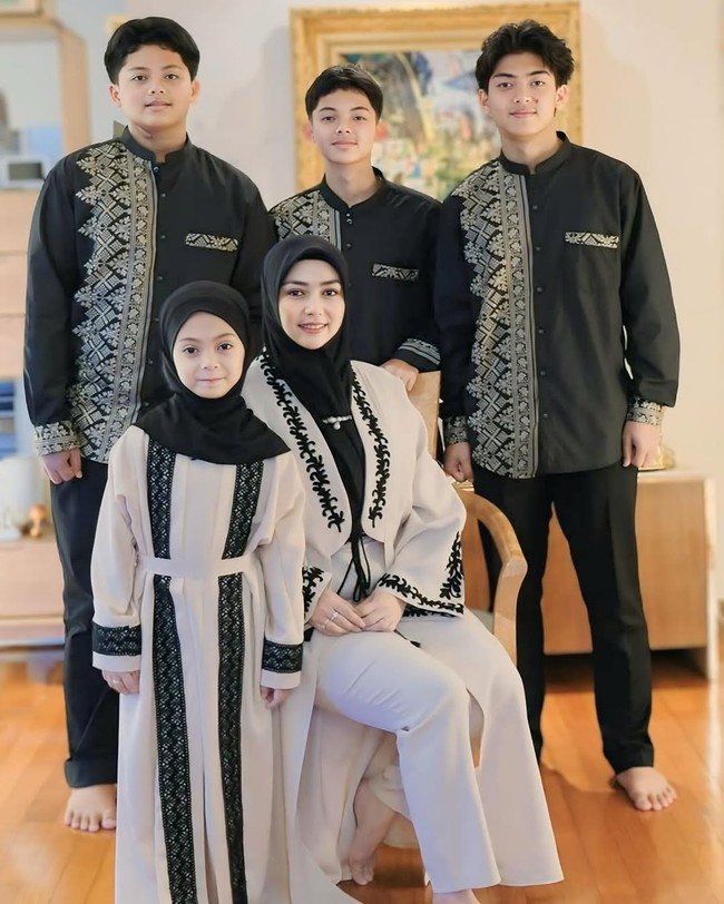 Lala Nurlela memiliki pengikut lebih dari 104 ribu di Instagram. Ia kerap membagikan berbagai kegiatan di akun Instagramnya sebagai ibu dari empat orang anak.  Foto: Dok. Instagram @lala_nurlelaa.