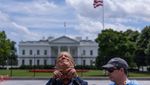 Gedung Putih Disambangi Sosok Bertopeng Donald Trump