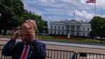 Gedung Putih Disambangi Sosok Bertopeng Donald Trump