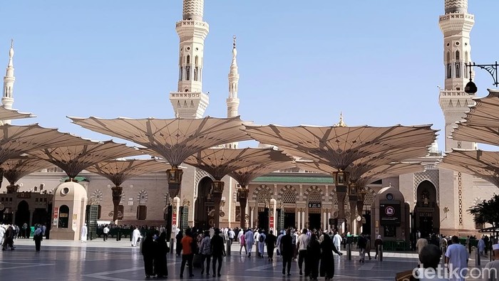 Petugas Penyelenggara Ibadah Haji (PPIH) menyiapkan lima pos sektor khusus di kawasan Masjid Nabawi. (Haris/detikcom)