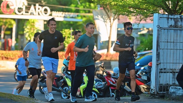 GM PLN UID Sulselrabar, Edyansyah saat berlari mengikuti acara pre event PLN Mobile Run 2025.