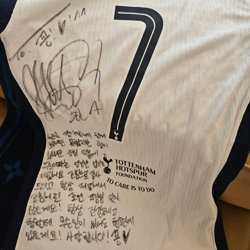 Gong Yoo dan Son Heung Min menunjukkan momen persahabatannya.