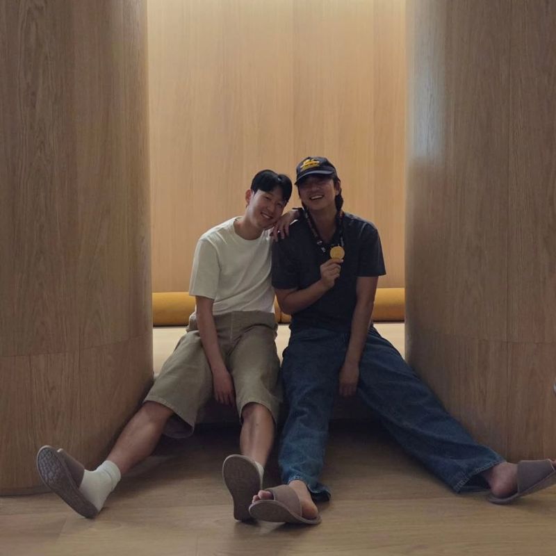 Gong Yoo dan Son Heung Min menunjukkan momen persahabatannya.