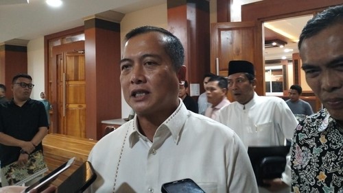 Gubernur NTB, Lalu Muhamad Iqbal, saat ditemui seusai rapim di kantornya, Jumat malam (20/6/2025). (Ahmad Viqi/detikBali)