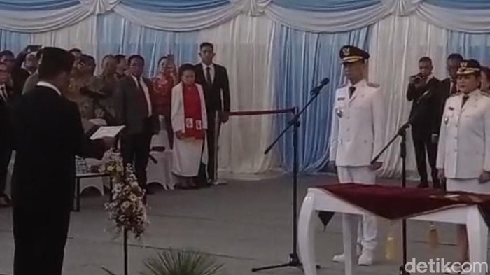 Gubernur Sulut Yulius Selvanus melantik Welly Titah dan Anisya Gretsya Bambungan sebagai Bupati dan Wakil Bupati Talaud.