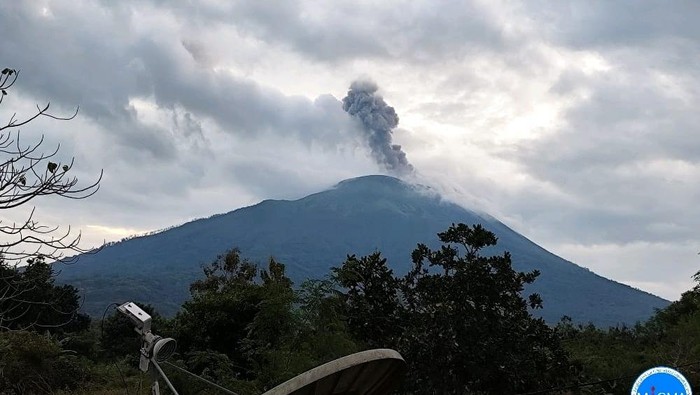 Gunung Ile Lewotolok di Kabupaten Lembata, Nusa Tenggara Timur (NTT), meletus pagi ini, Jumat (20/6/2025). (PVMBG)