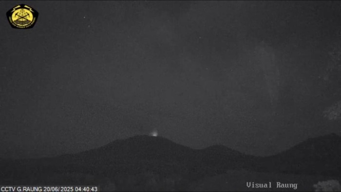 Gunung Raung mengeluarkan cahaya api yang diduga sebagai indikasi aktivitás terbukanya jalan magma.