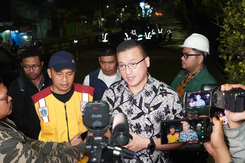Anggota DPRD DKI Jakarta, Fraksi PDI Perjuangan Hardiyanto Kenneth Menelpon Dinas Bina Marga Untuk Segera Memperbaiki Jalan Layang Jembatan 2 dan 3 yang Rusak.