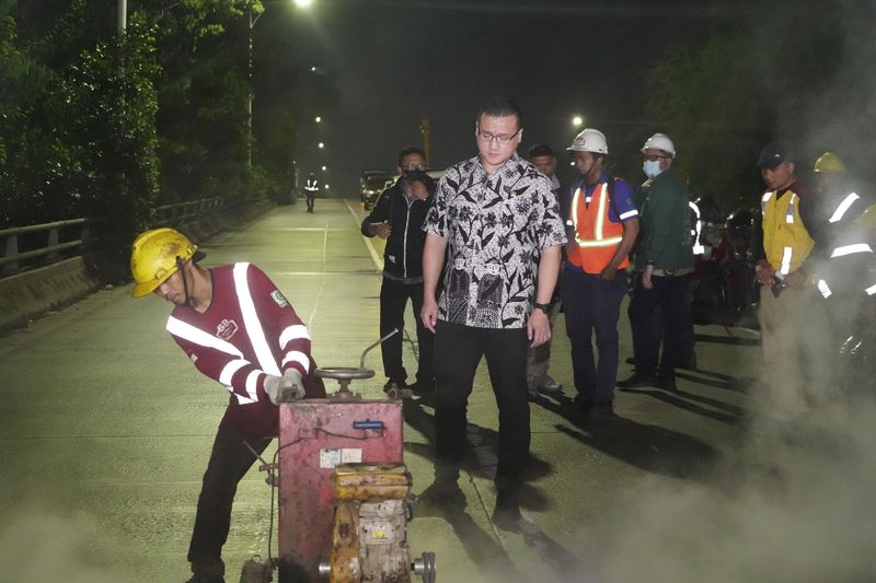 Anggota DPRD DKI Jakarta, Fraksi PDI Perjuangan Hardiyanto Kenneth Menelpon Dinas Bina Marga Untuk Segera Memperbaiki Jalan Layang Jembatan 2 dan 3 yang Rusak.