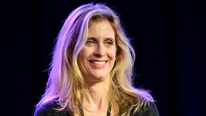 Supergirl pertama yang muncul di layar lebar! Helen Slater tampil di film Supergirl (1984) dengan rambut blow dan baju ketat khas era neon. Filmnya sih gak terlalu sukses, tapi Slater tetap dikenang sebagai pelopor cewek terbang bersayap kain. Fun fact: dia balik lagi ke semesta DC jadi ibunya Kara di serial Supergirl versi TV! Foto: FilmMagic/Johnny Louis